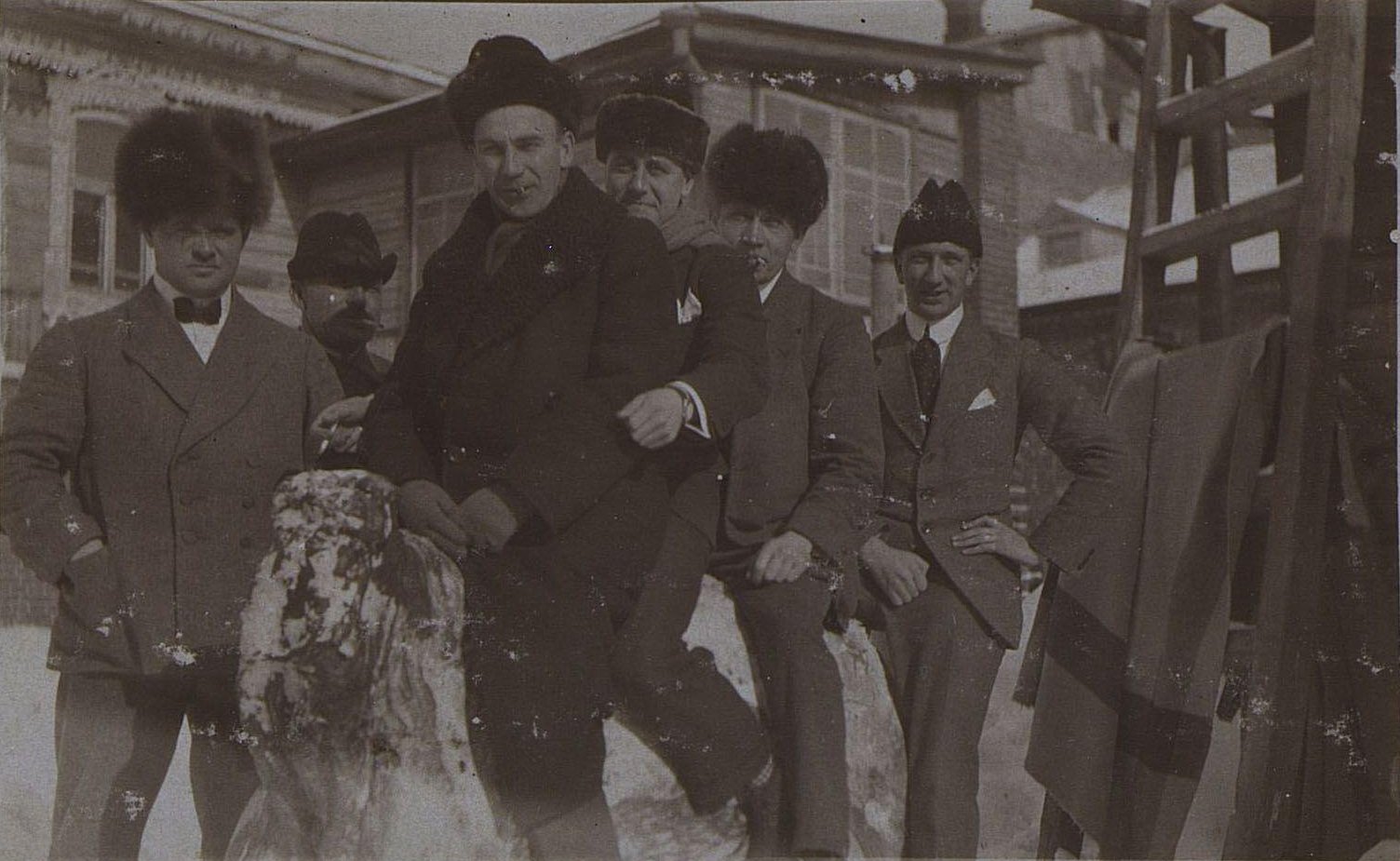 Портрет группы служащих русско-азиатской компании зимой во дворе дома. Ново-Николаевск. 1919