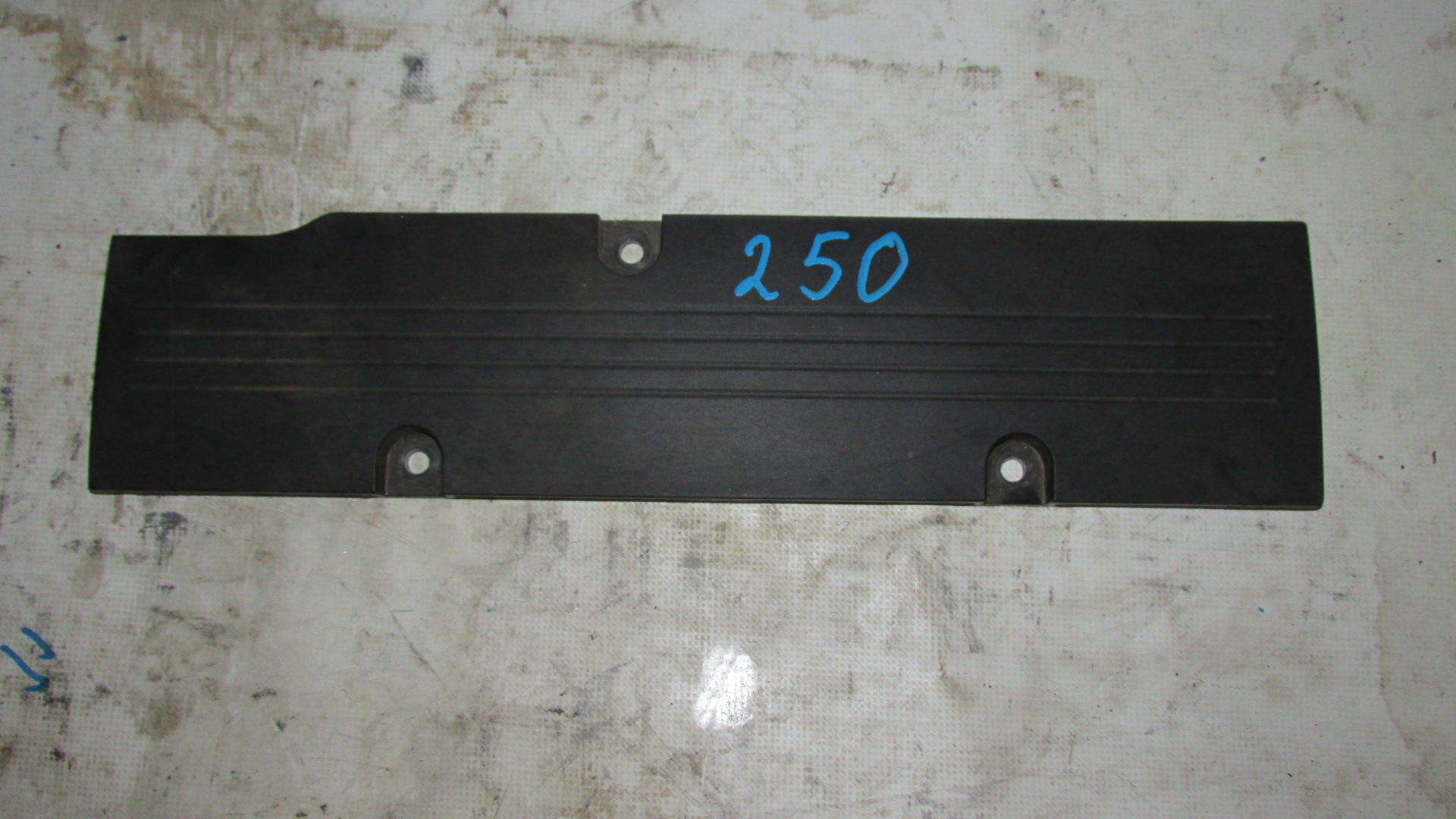 Крышка двигателя 1035A131 250 400