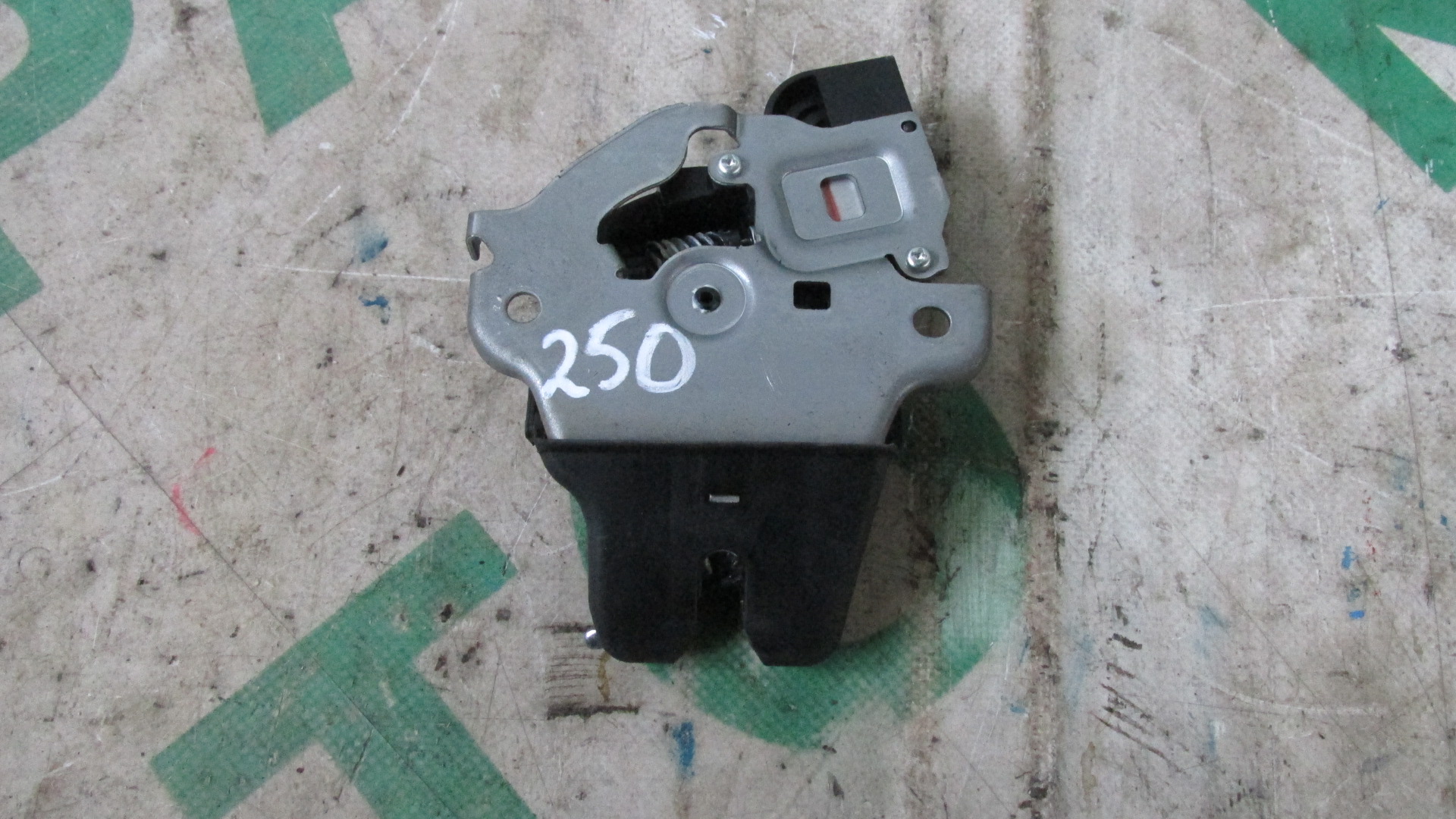 Замок багажника 250 1000