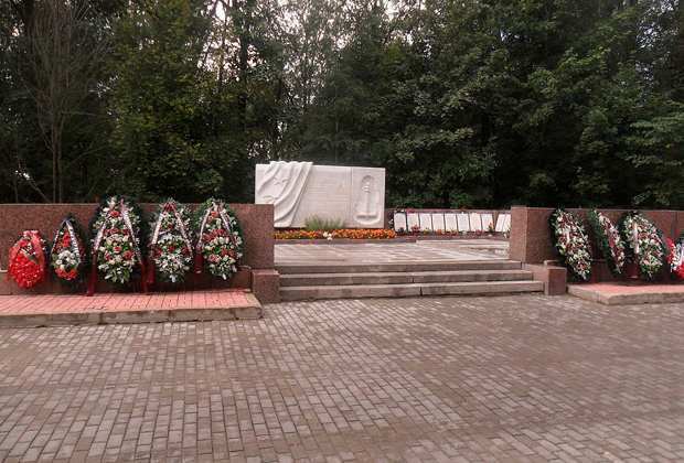Мемориал жертвам катастрофы Ту-104 (Серафимовское кладбище, Санкт-Петербург)