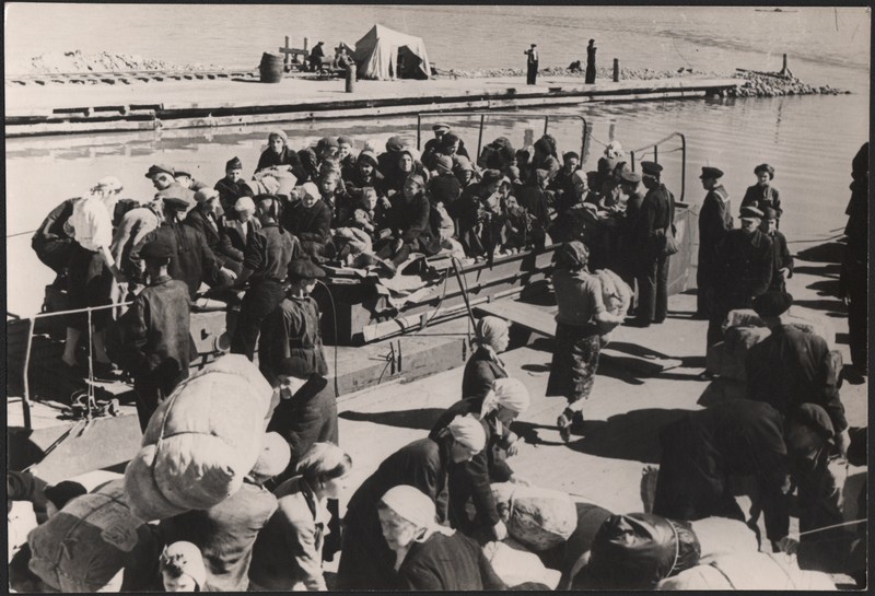 Эвакуация жителей Ленинграда через Ладожское озеро на тендере Ладожской флотилии. 1942 год.