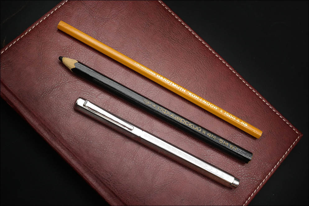 Koh-I-Noor pencil vs Soviet pencil vs Caran d'Ache Ecridor Chevron. Lenskiy.org