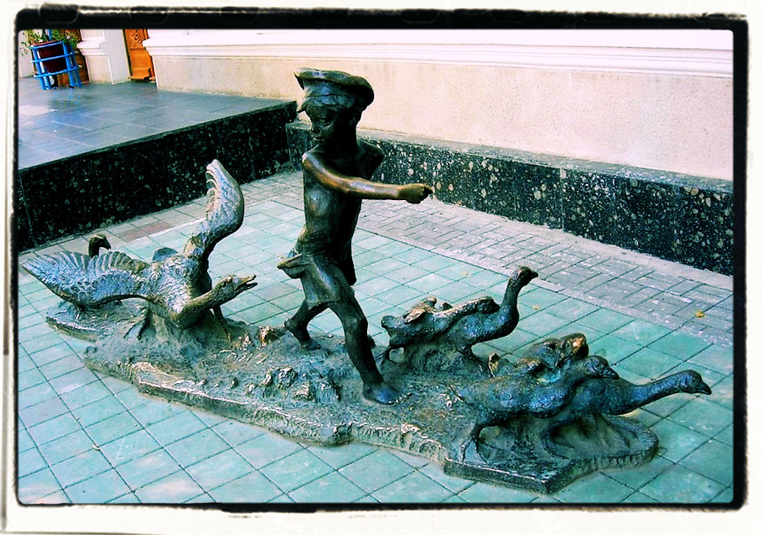 Скульптура Нахалёнок и гуси Скульптура Нахалёнок и гуси