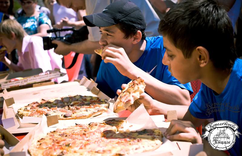 Королевство пиццы. Первый Королевский турнир по поеданию пиццы на скорость 12.06.2011. День города Красноярска