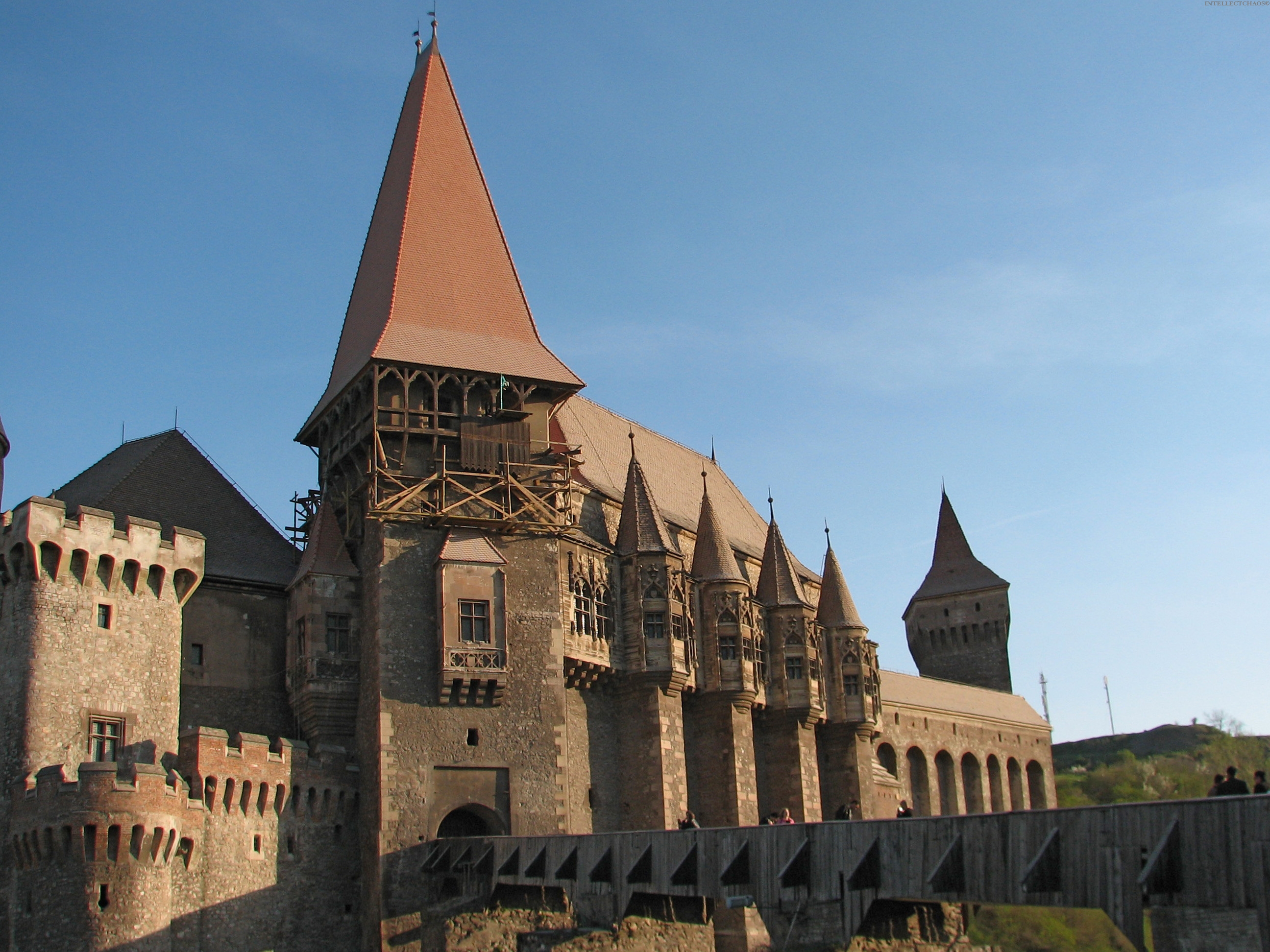 Крыша замка. Замок Корвинов две башни. Крыши старинных замков. Крыша башни.