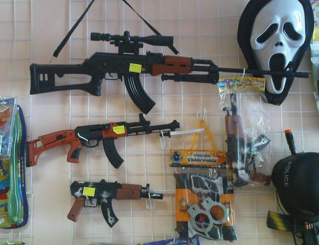 Продажа б у автоматов. Игрушки оружие автоматы. Много игрушечных автоматов. Автомат пулемет игрушка. Игрушки для мальчиков 9 лет.