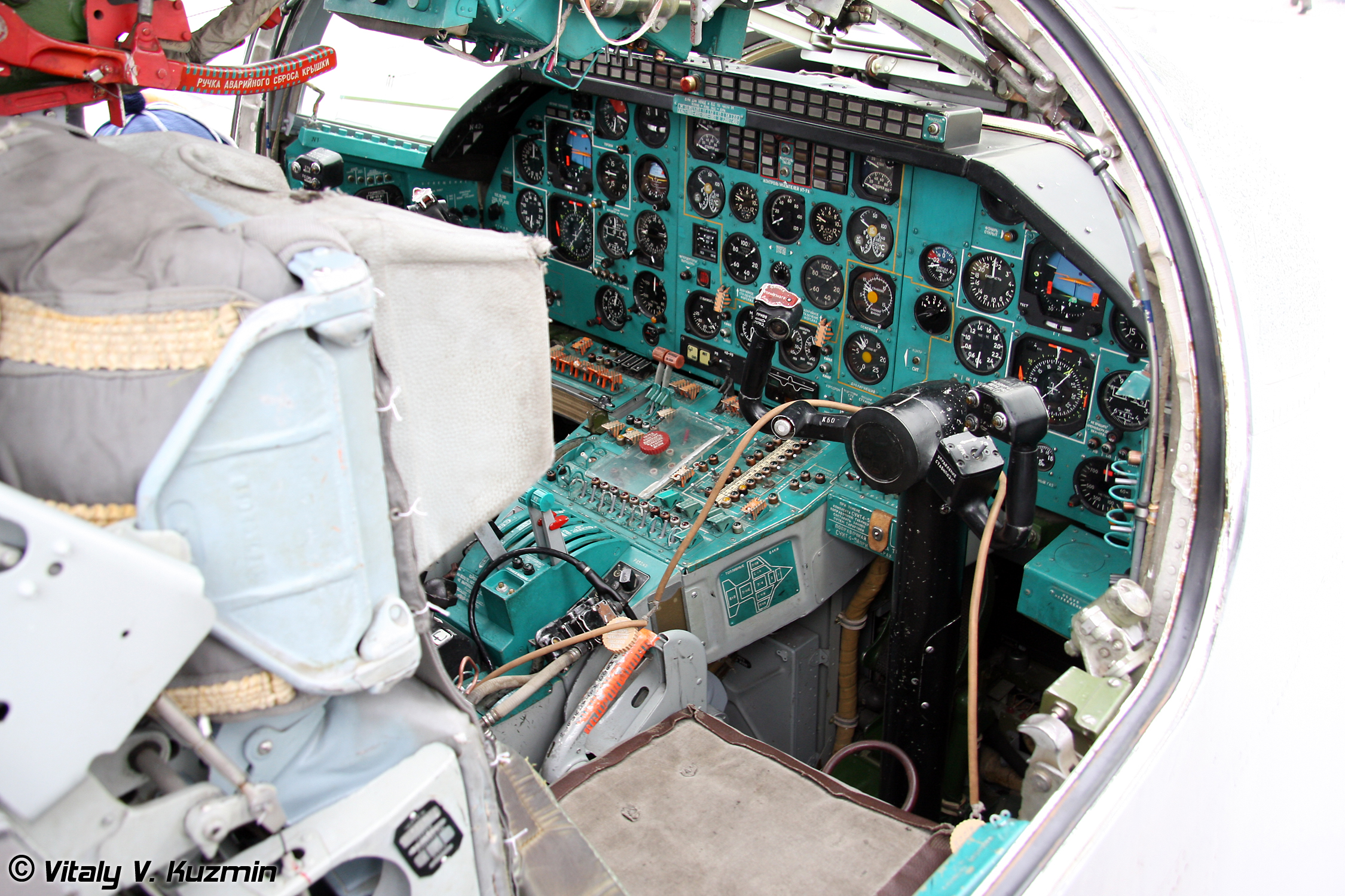Какое давление в кабине самолета. Ту-22м3 кабина. Cockpit tu 22m3. Приборная панель ту 22м3. Ту 22м3 топливные баки.