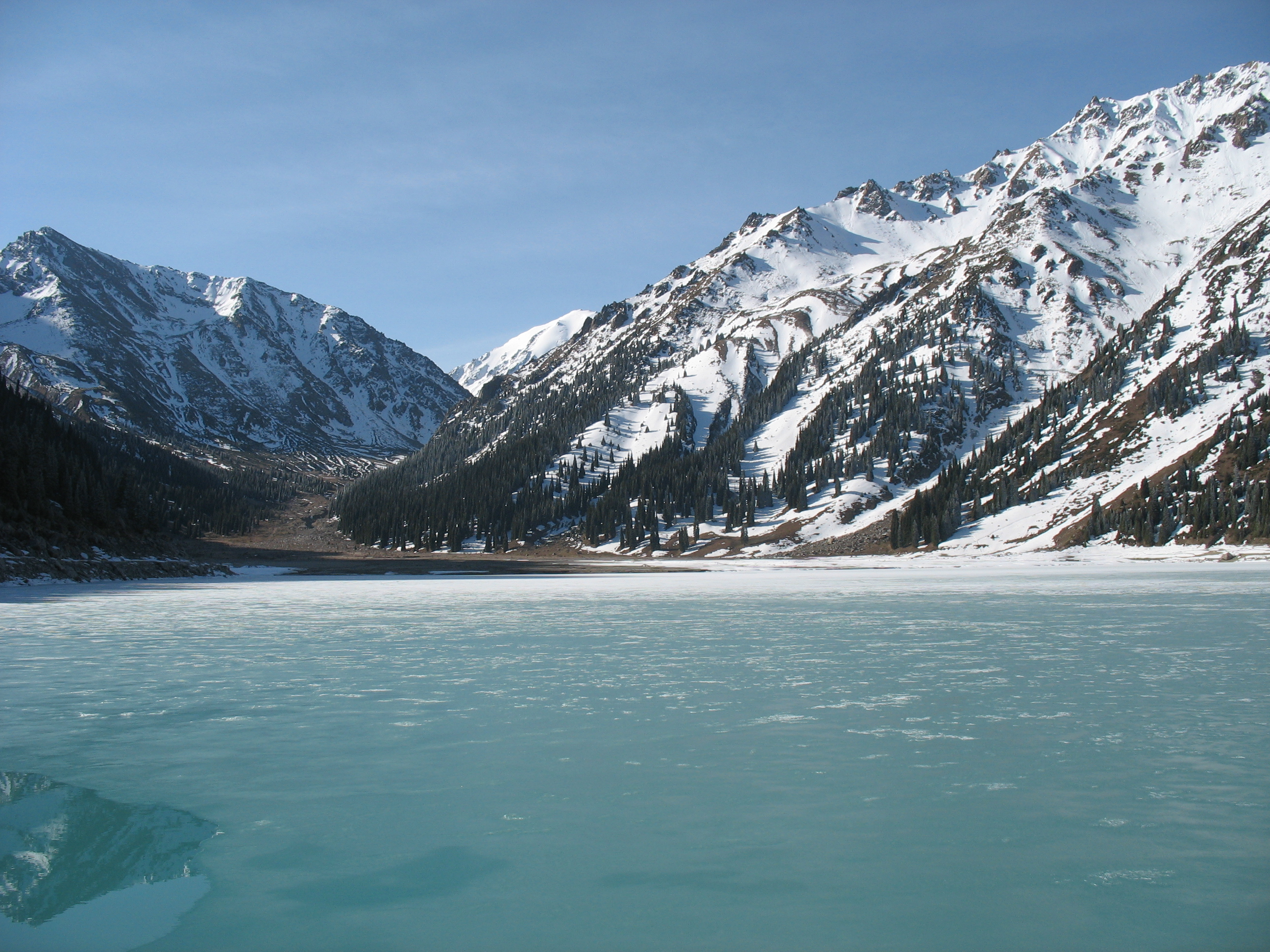 Замерзшее озеро в Киргизии