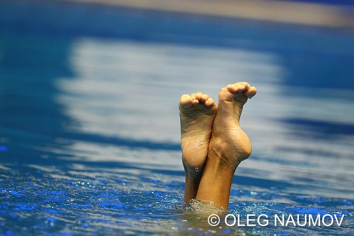 Красивые стопы синхронисток фото девушки толпой