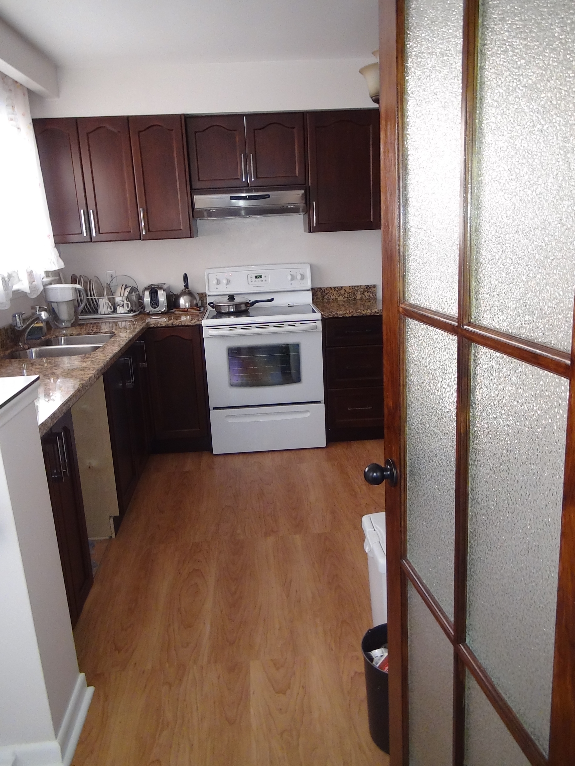 вид кухни из входного коридора