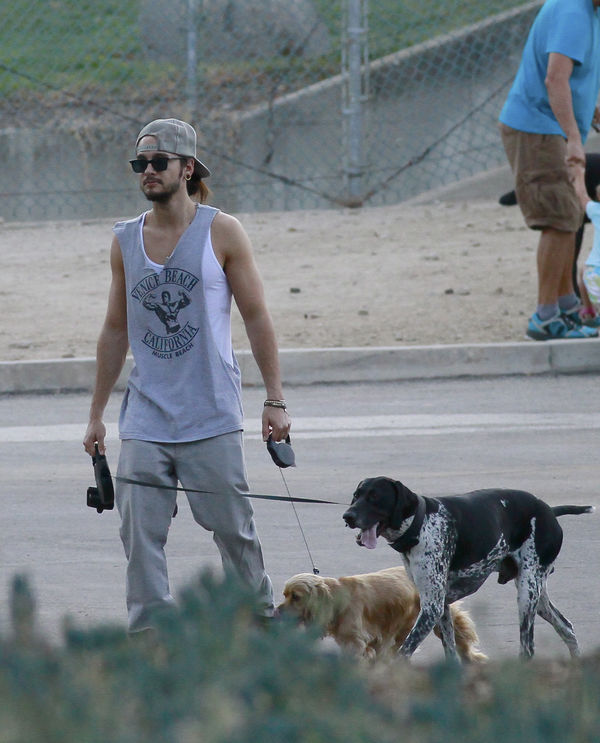 tom-kaulitz-mit-seinen-hunden