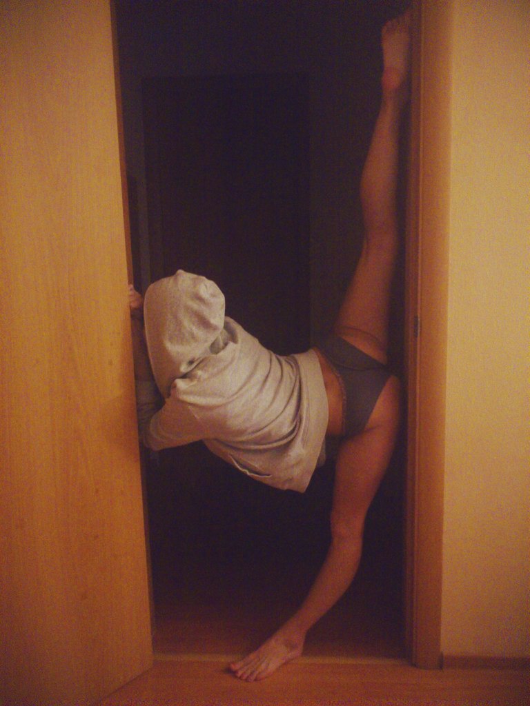 tambova-snyat-foto-devushka-v-nizhnem-bele-delaet-shpagat-na-krovati-oboroten