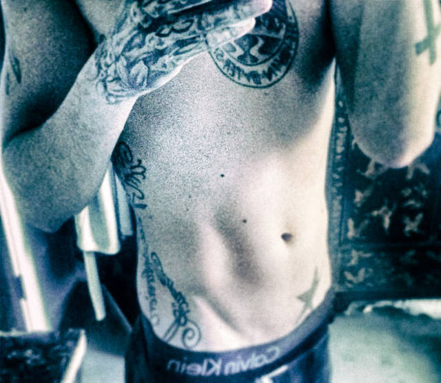 Tokio-Hotel-044-Bill-Kaulitz-Body-Instagram