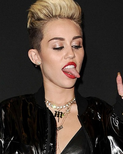 Miley-Cyrus-at-Myspace-Launch-Event-in-LA-(adds)-09-560x746