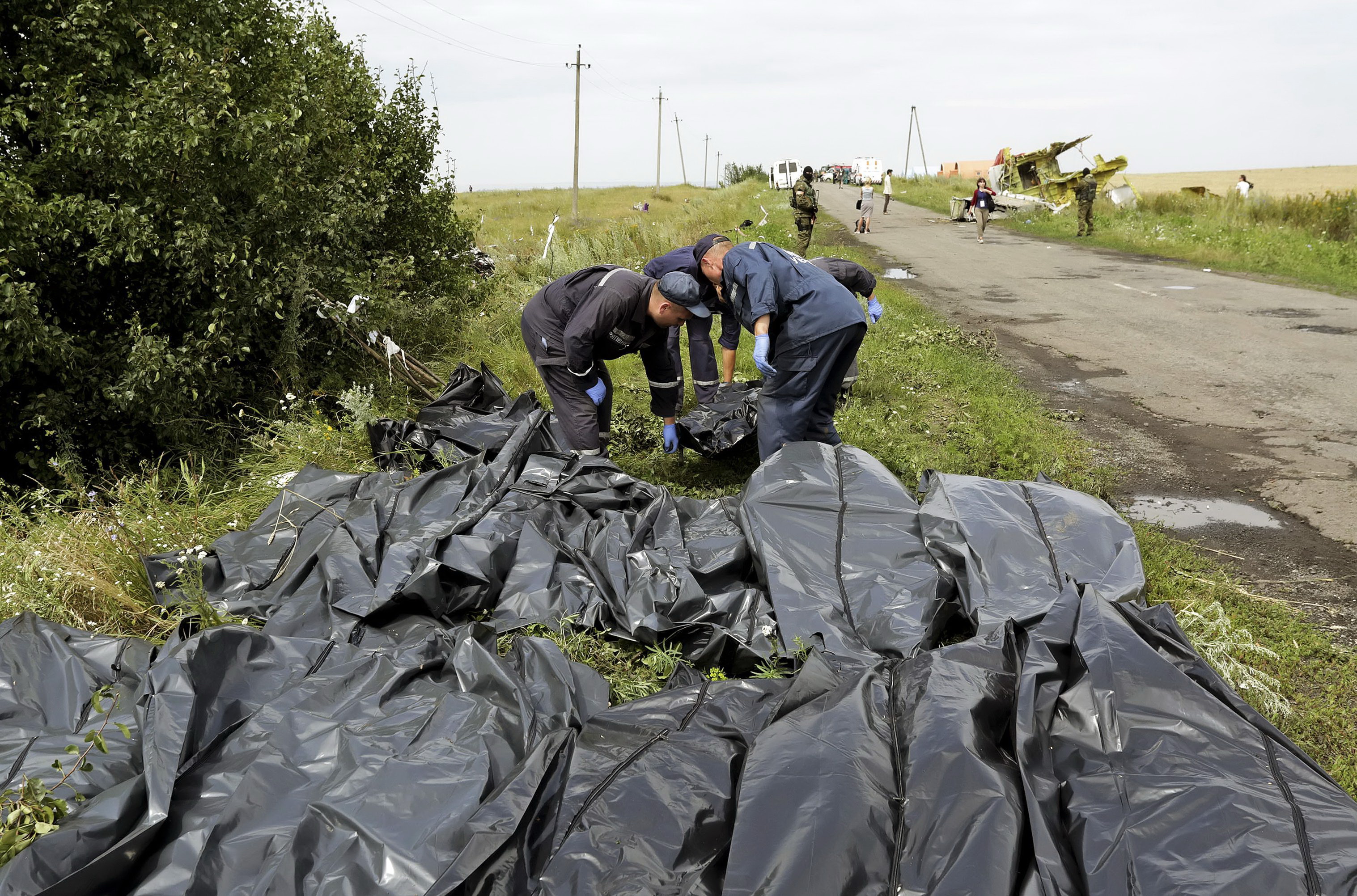 Обмен телами погибших украина. Трупы российских военных в пакетах.