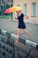 Прыгает в лужу