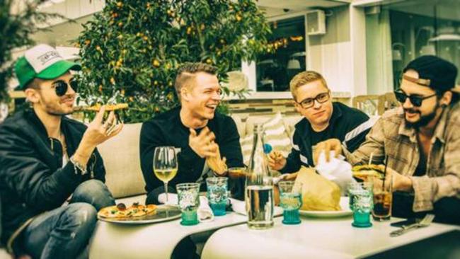 Tokio Hotel Настоящий фан-наплыв на их сессии вопросответ на Facebook-страничке группы!