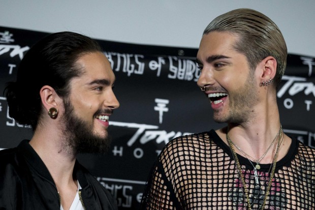 Bill-and-Tom-Kaulitz-of-Tokio-Hotel-pose-for-pictures-during-a-photo-call-promot