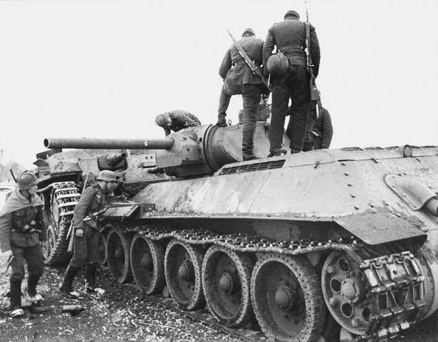 18 октября 41 года танк Т-34 таранил САУ StuG III