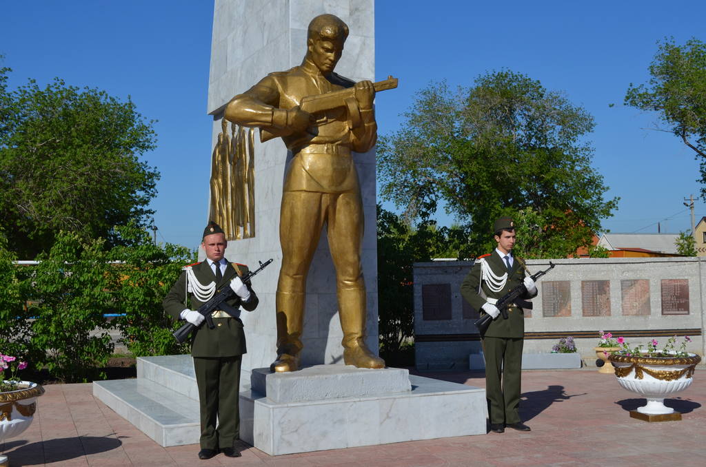 Памятник в Дедуровке 2