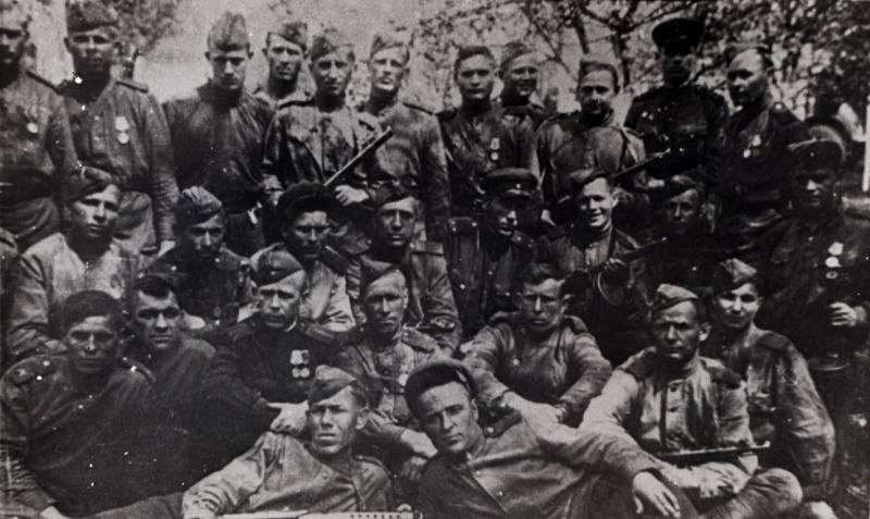 Групповой портрет артиллеристов 9 мая 1945 года