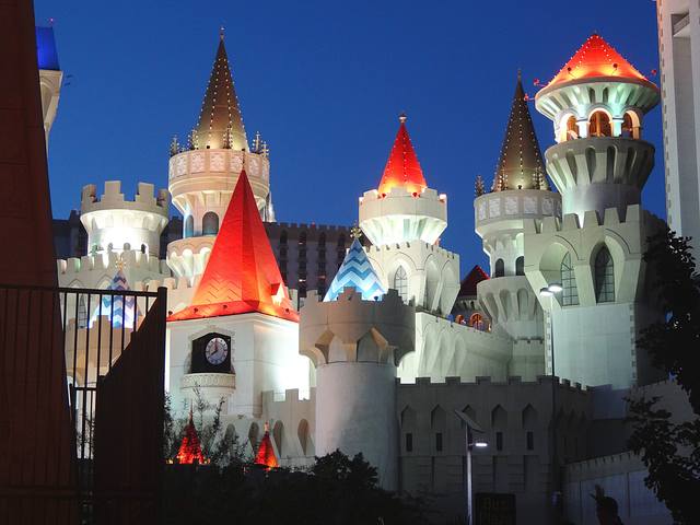 В Лас-Вегасе вечером. Казино Экскалибур в виде замка. Фото Морошкина В.В.