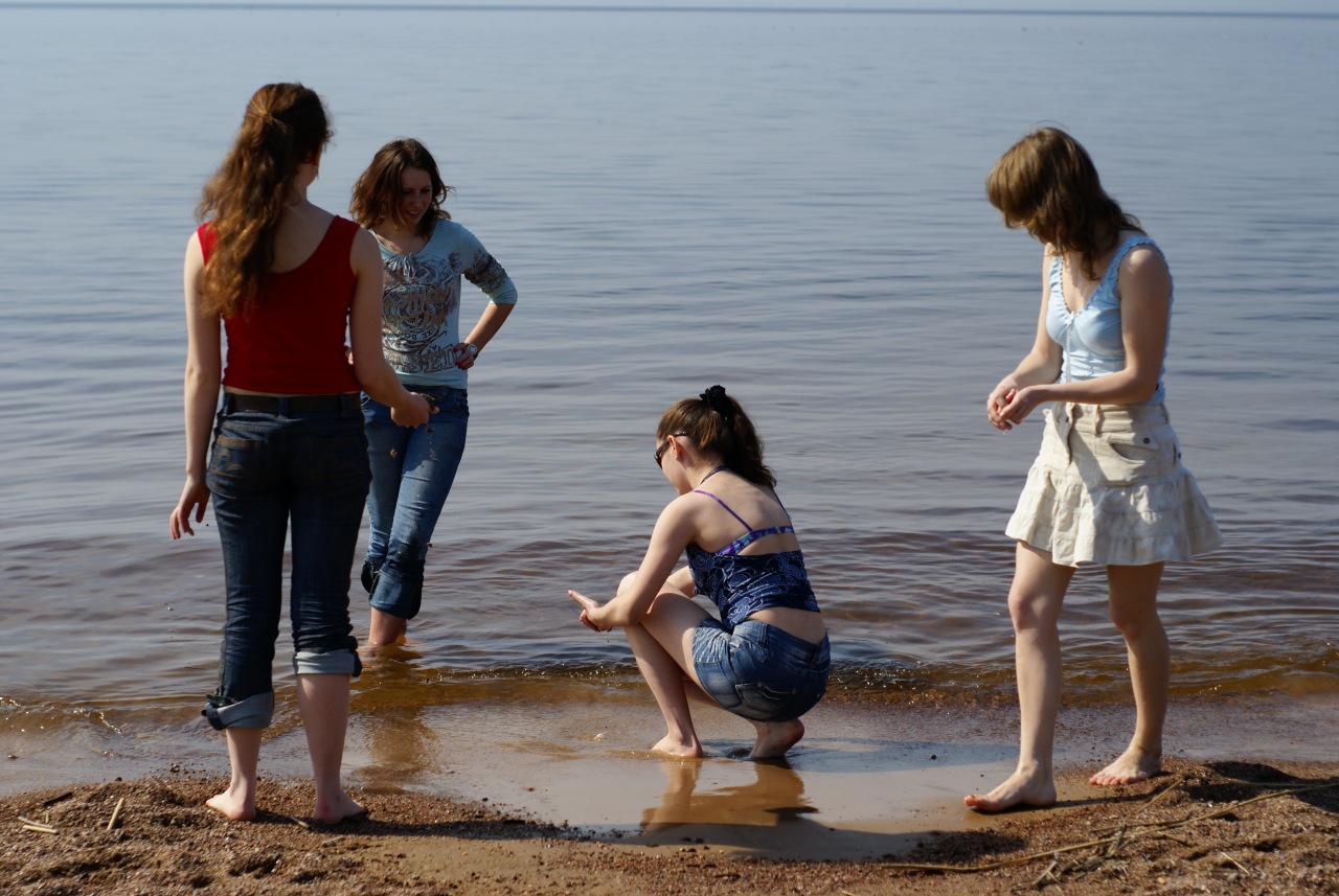 Пляж - подруги у воды