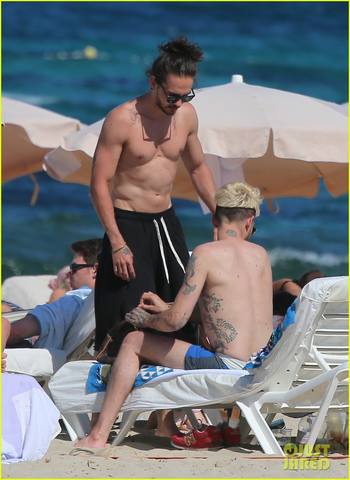 tokio-hotel-tom-bill-kaulitz-go-shirtless-in-ibiza-01