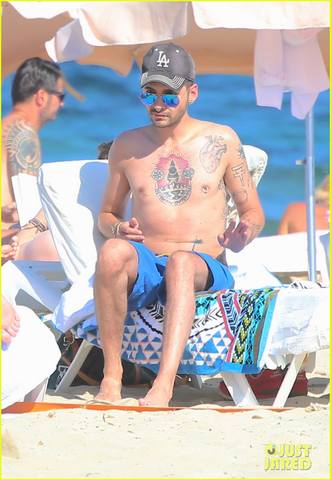 tokio-hotel-tom-bill-kaulitz-go-shirtless-in-ibiza-02