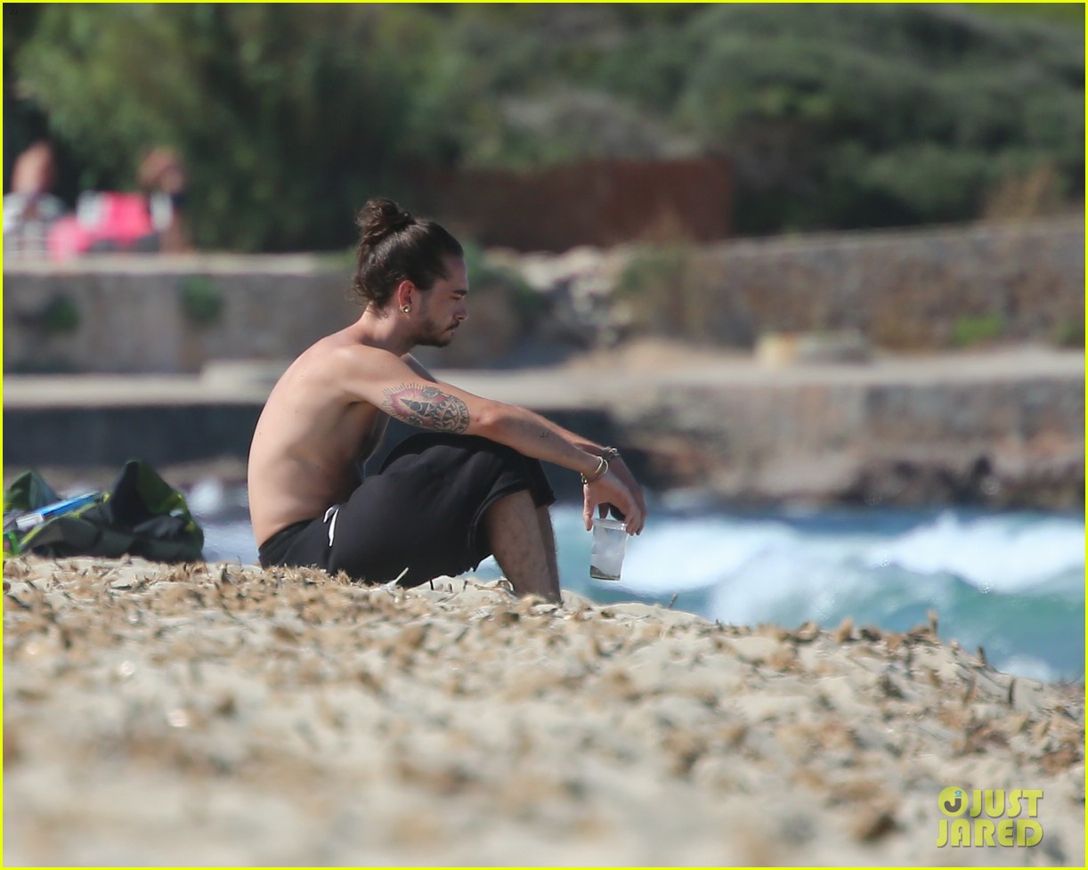 tokio-hotel-tom-bill-kaulitz-go-shirtless-in-ibiza-03