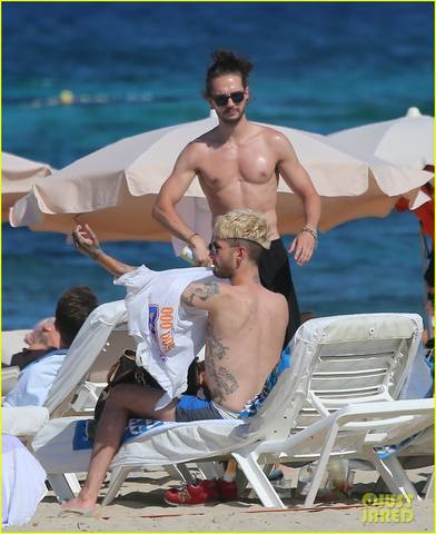 tokio-hotel-tom-bill-kaulitz-go-shirtless-in-ibiza-05