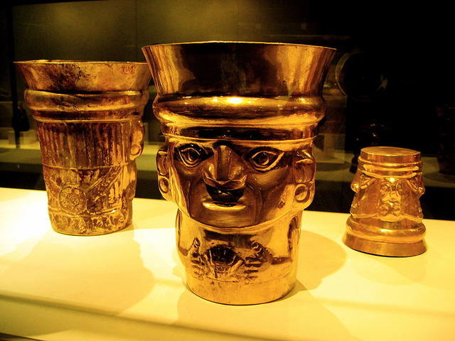 800px-Sicán gold beaker cups (9-11th century)