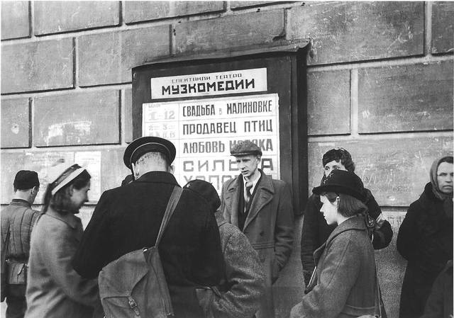 zriteli pered spektaklem