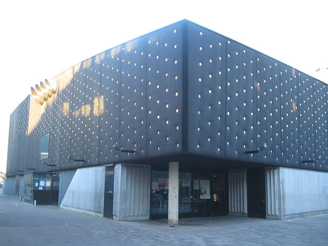 1200px-Tilburg poppodium 013