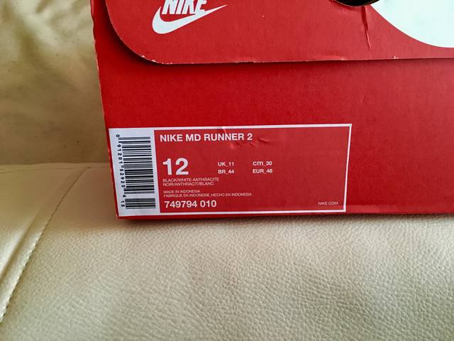 Сколько весят найки. Коробка Nike Размеры. Коробка от кроссовок Nike. Коробка от оригинальных кроссовок найк. Этикетка на коробке найк.