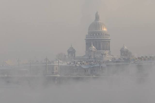 зима стою на мосту клубы пара от воды