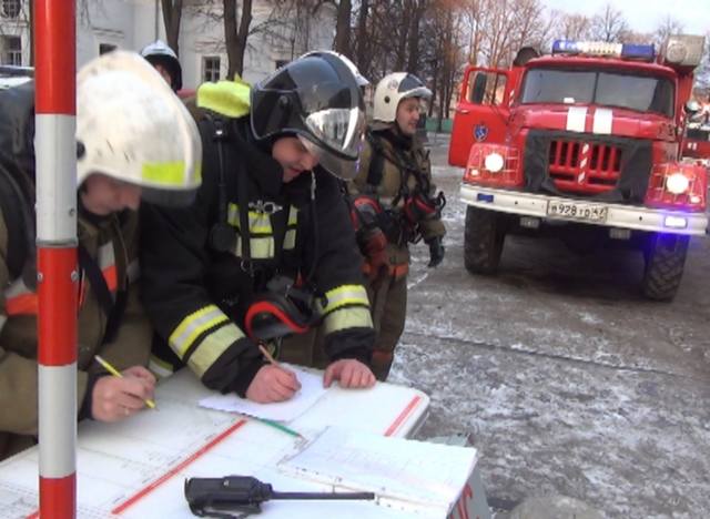 Прибытие пожарных. РТП на пожаре. Руководитель тушения пожара. Пожарный РТП. Начальник штаба на пожаре.