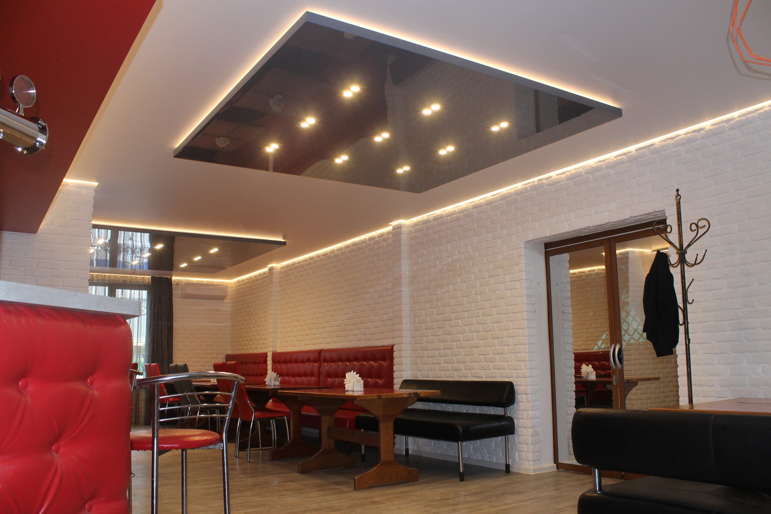 Подвесной потолок в кафе