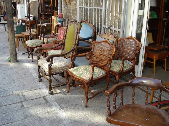 Kak-skryt-defekty-staroj-mebeli-na-dache