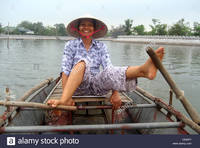 vietnamese-rowing-with-her-feet