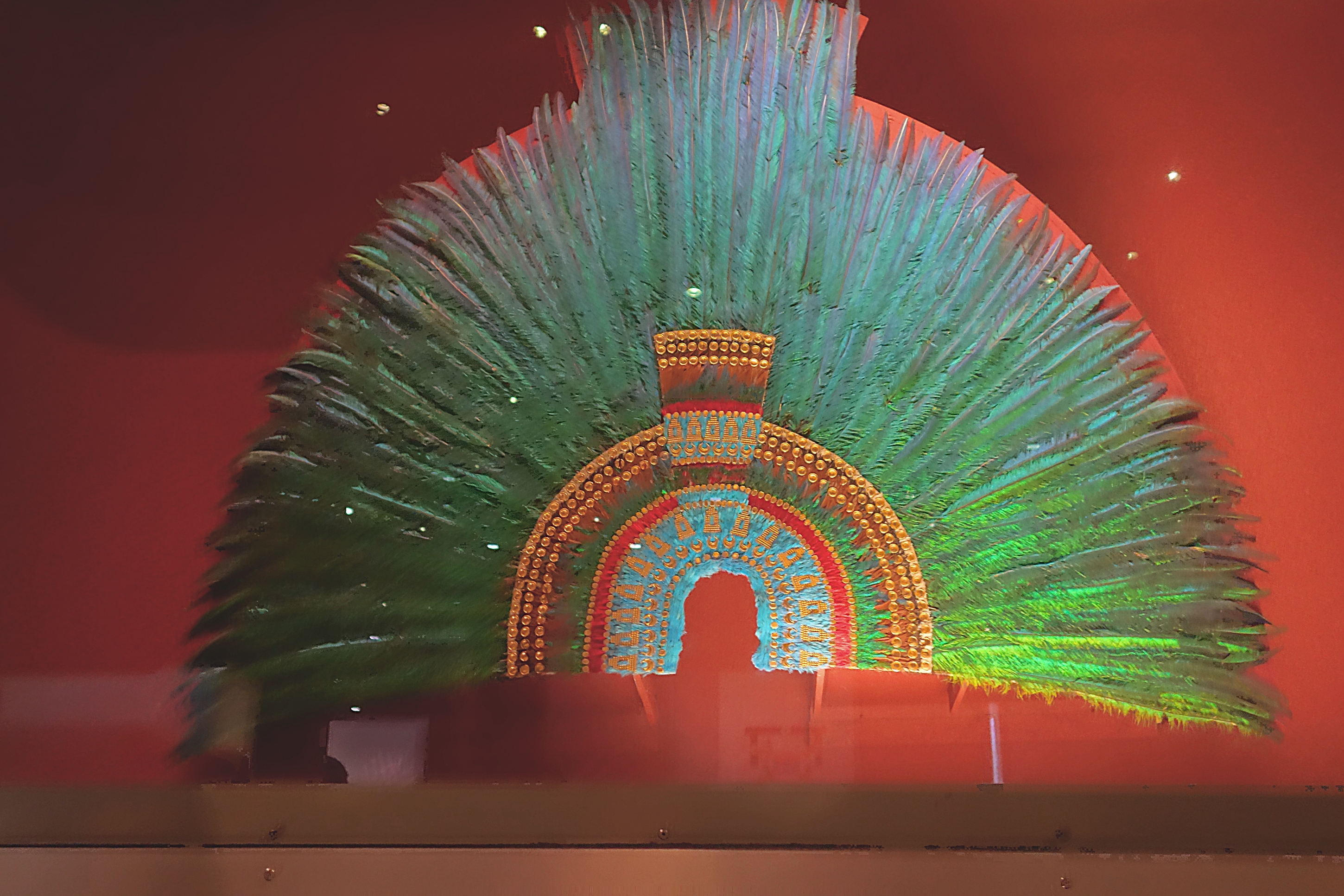 В Музее ацтекской культуры в Мехико. Головной убор императора из перьев птицы кецаль. Фото Морошкина В.В.