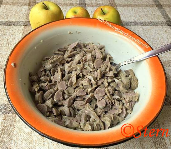Куриные желудки с яблоками в маринаде