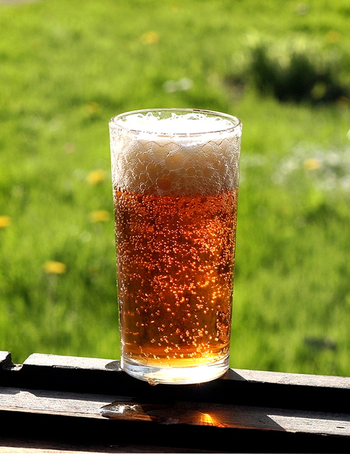 Пей пиво холодное. Холодное пиво. Холодное пиво в жару. Пиво в жаркий день. Холодненькое пивко в жару.