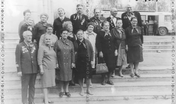 Ветераны пионерского движения в день 50-летия пионерской организации.