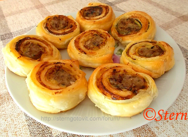 Пирожки-рулетики слоёные с кабачками и мясным фаршем