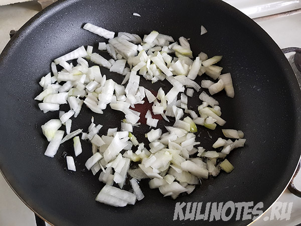 обжарка лука на сковороде для тушеных овощей с цветной капустой
