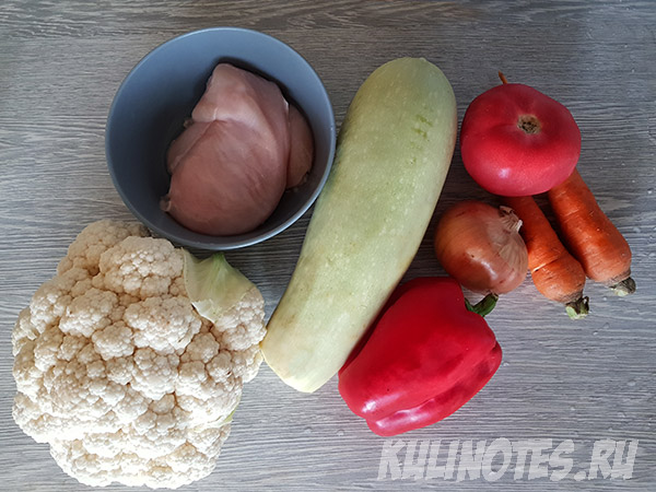 ингредиенты для тушеной цветной капусты с овощами и курицей