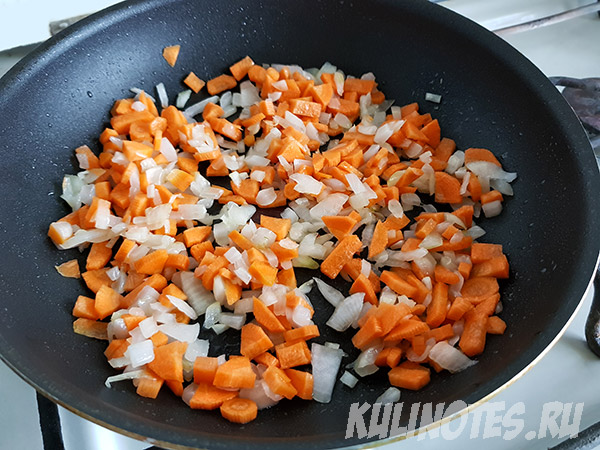 обжарка лука и моркови на сковороде для тушеной цветной капусты
