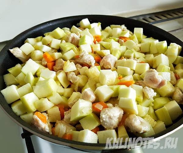 добавить кабачок в сковородку к овощам и курице