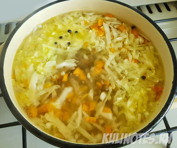 добавление в бульон поджарки и капусты для овощного супа